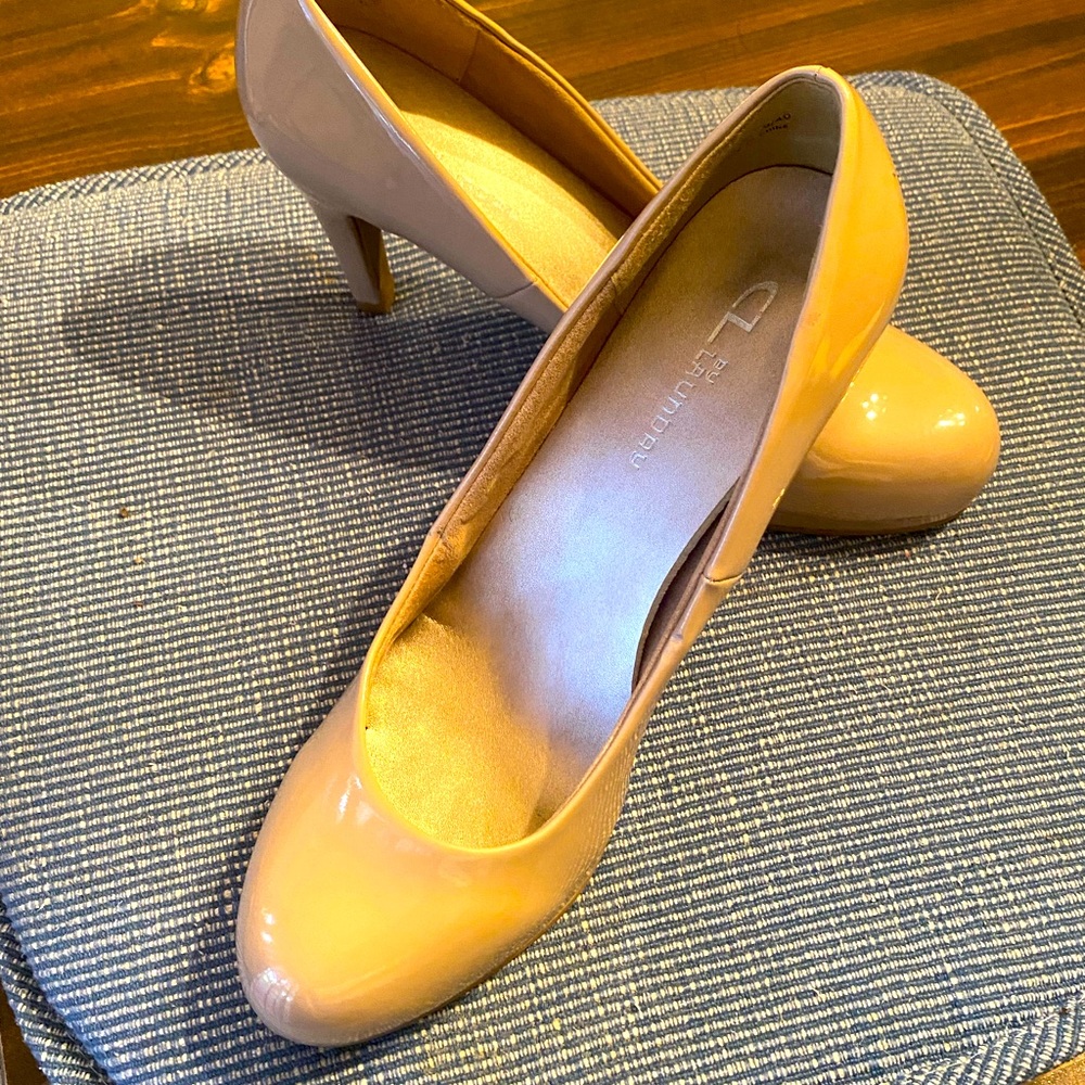 Beige patent leather pump size 9. Designed by CL Laundry.